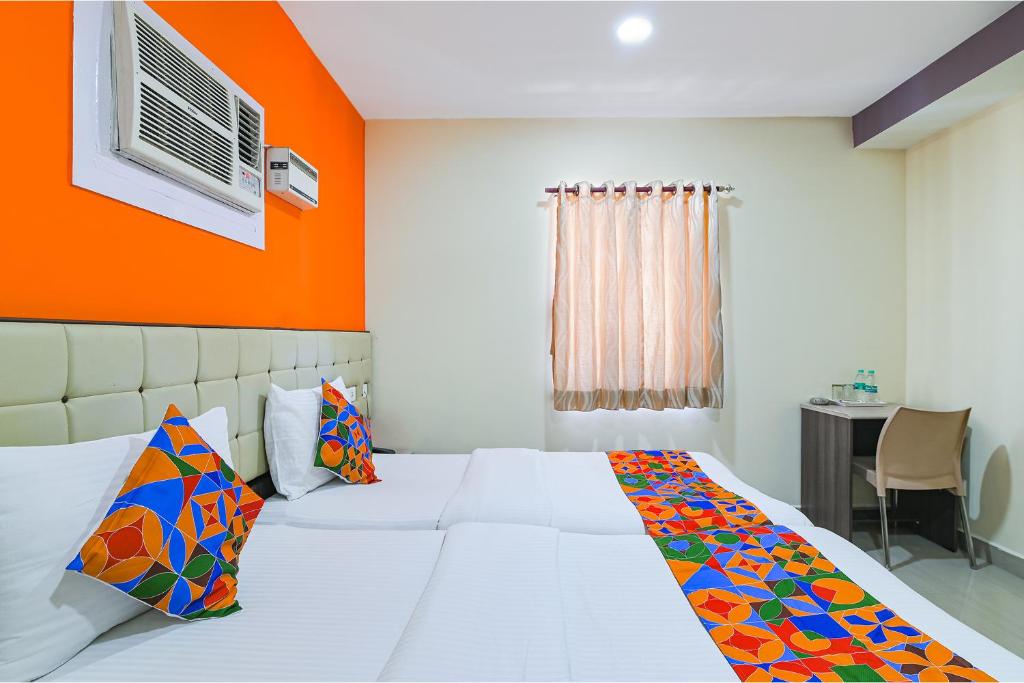 Postel nebo postele na pokoji v ubytování FabHotel VRJ Residency - 500M from Chennai Trade Center