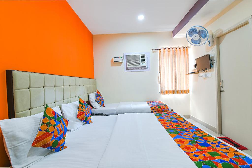Postel nebo postele na pokoji v ubytování FabHotel VRJ Residency - 500M from Chennai Trade Center