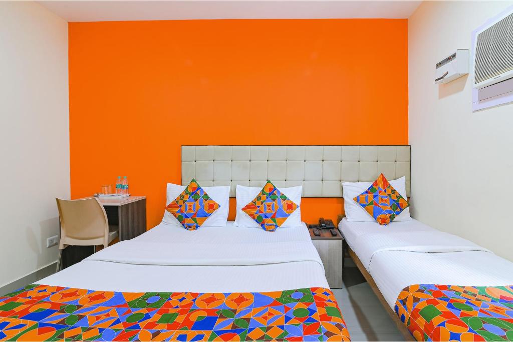 Postel nebo postele na pokoji v ubytování FabHotel VRJ Residency - 500M from Chennai Trade Center