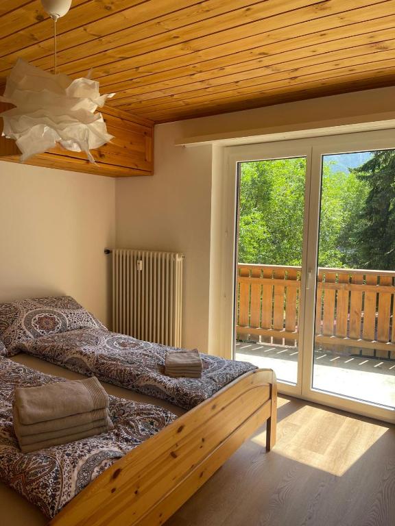 Postel nebo postele na pokoji v ubytování Sonniges Apartment im Zentrum mit Bergblick