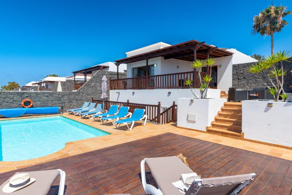 Bazén v ubytování Playa Blanca Vista Lobos Villa with sea view nebo v jeho okolí