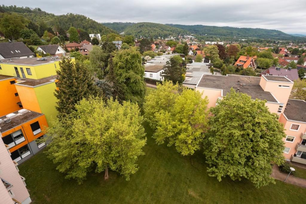 une vue aérienne sur une ville avec des bâtiments et des arbres dans l'établissement Harzhorst, à Bad Harzburg