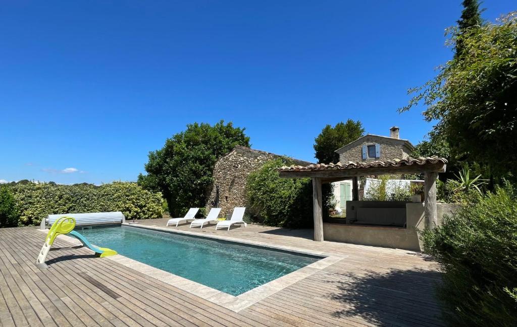 une piscine avec des chaises et un gazebo dans l'établissement La Malisse, à Vaison-la-Romaine