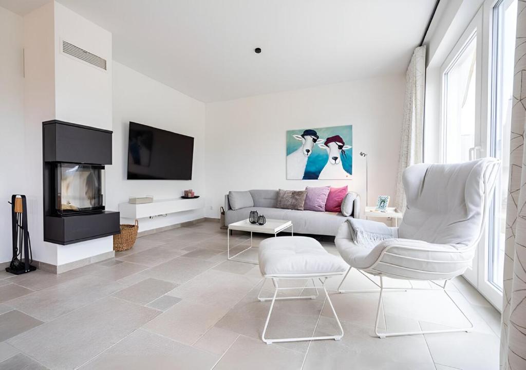 TV a/nebo společenská místnost v ubytování Seegras - Ferienhaus mit Kamin und Sauna für 8 Personen