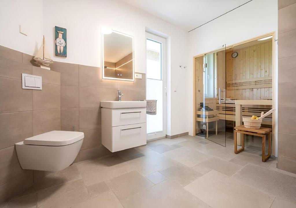 Koupelna v ubytování Seegras - Ferienhaus mit Kamin und Sauna für 8 Personen
