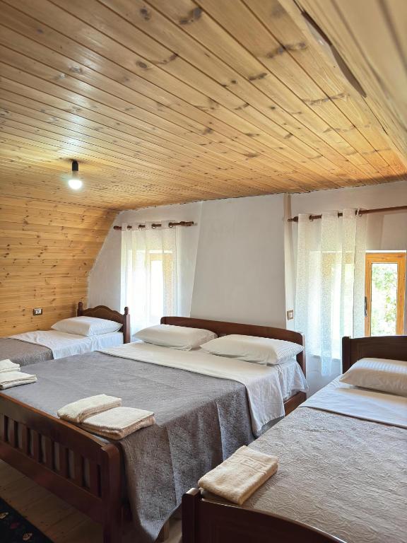 Postel nebo postele na pokoji v ubytování Bujtina Shkambi