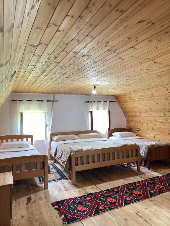 Postel nebo postele na pokoji v ubytování Bujtina Shkambi