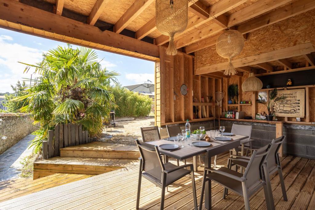 une salle à manger avec une table et des chaises sur une terrasse dans l'établissement La Petite Mouette - Maison au port de Dahouët, à Pléneuf-Val-André