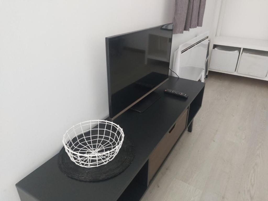 une cuisine avec un comptoir noir et une table noire dans l'établissement Appartement l'hay les roses, à LʼHay-les-Roses