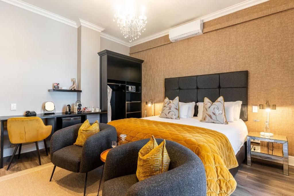Cloud 9 Boutique Hotel rooftop pool with views of Table Mountain