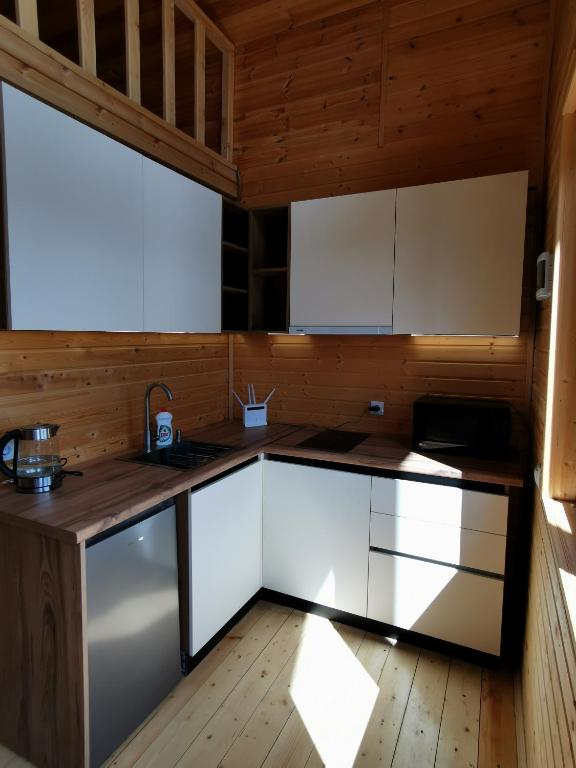 Kuchyň nebo kuchyňský kout v ubytování Heshkili Cottages