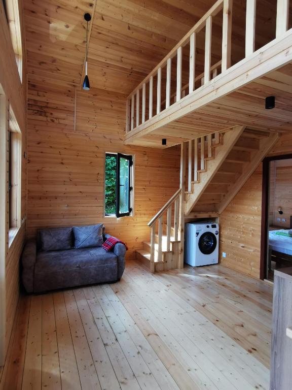 Posezení v ubytování Heshkili Cottages