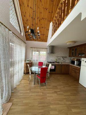 Kuchyň nebo kuchyňský kout v ubytování Villa Eden DeLux
