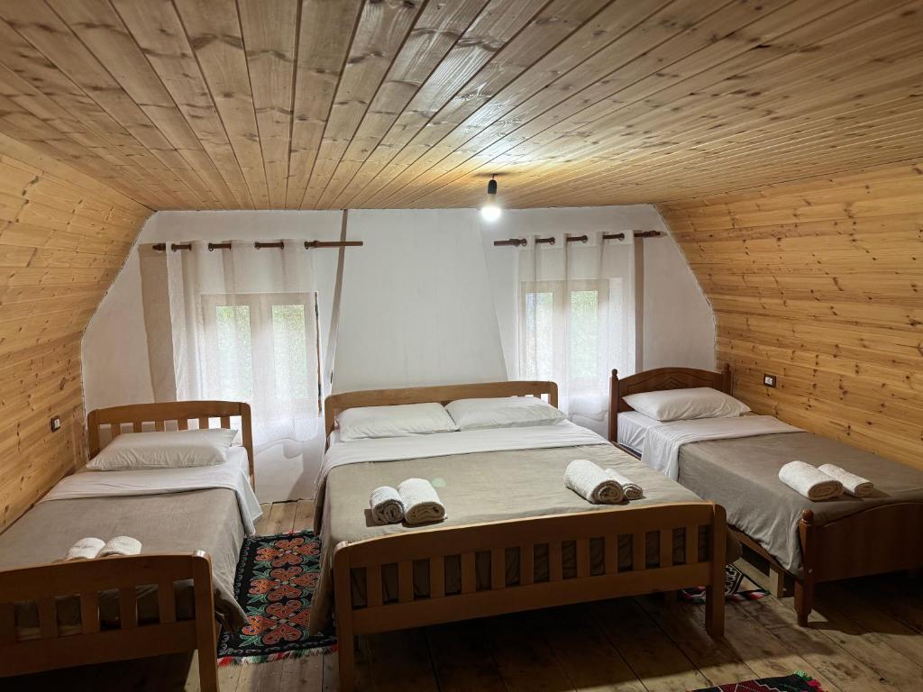 Postel nebo postele na pokoji v ubytování Bujtina Shkambi