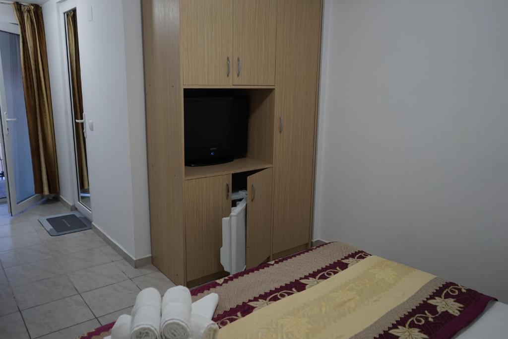 TV a/nebo společenská místnost v ubytování VILA APROAPE DE MARE/ LA CASTEL