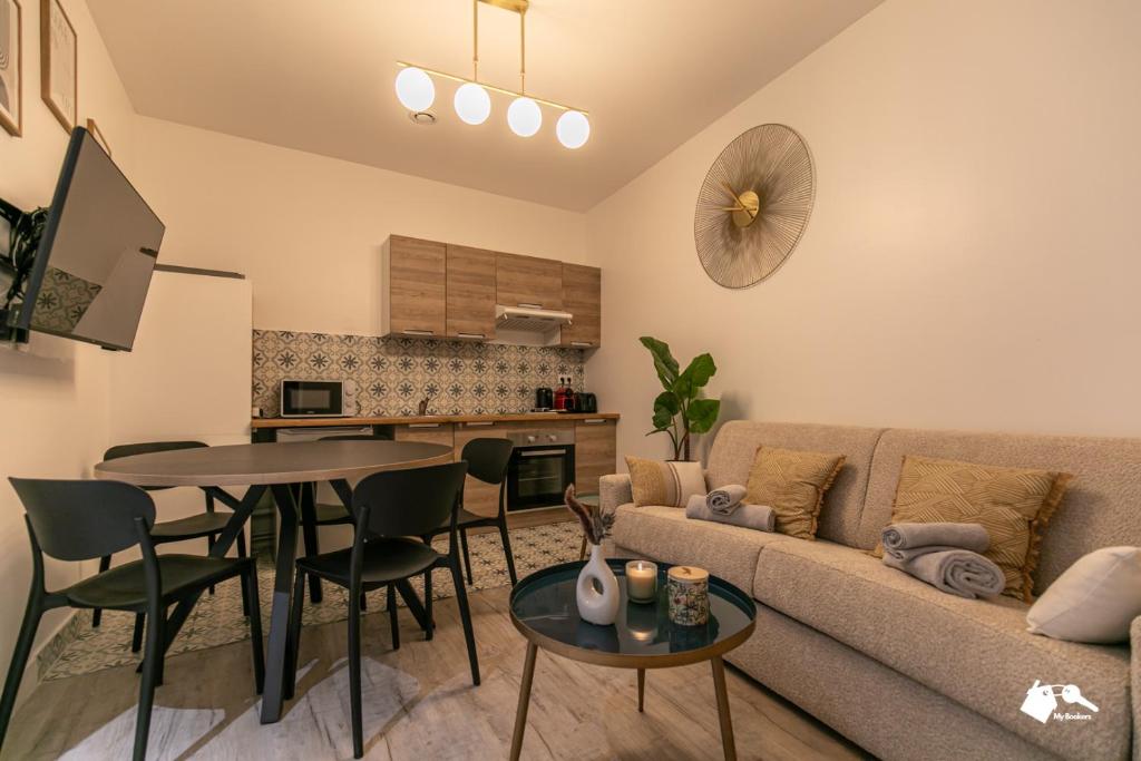 un salon avec un canapé et une table dans l'établissement MBA - Pétion Splendide Appart, à Paris