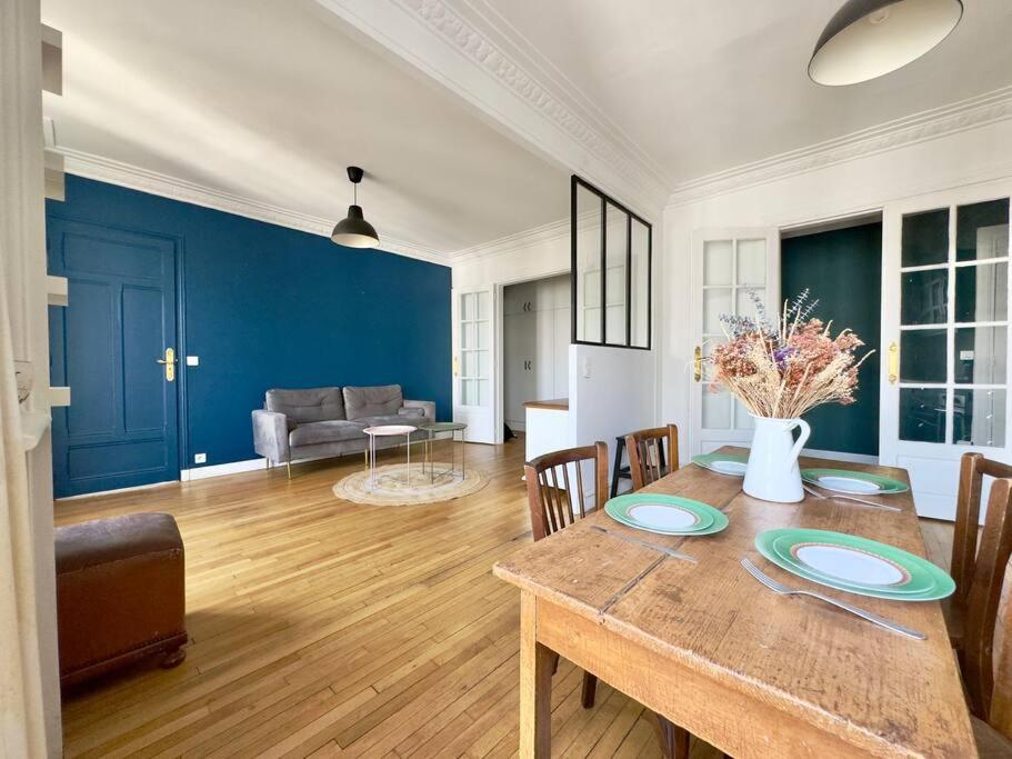 une salle à manger avec une table et un salon dans l'établissement Charmant Appartement 3P - Paris 18, à Paris
