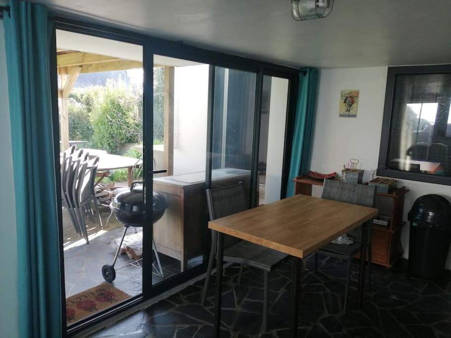 une salle à manger avec une table et une vue sur un patio dans l'établissement Le Moka, à Auray