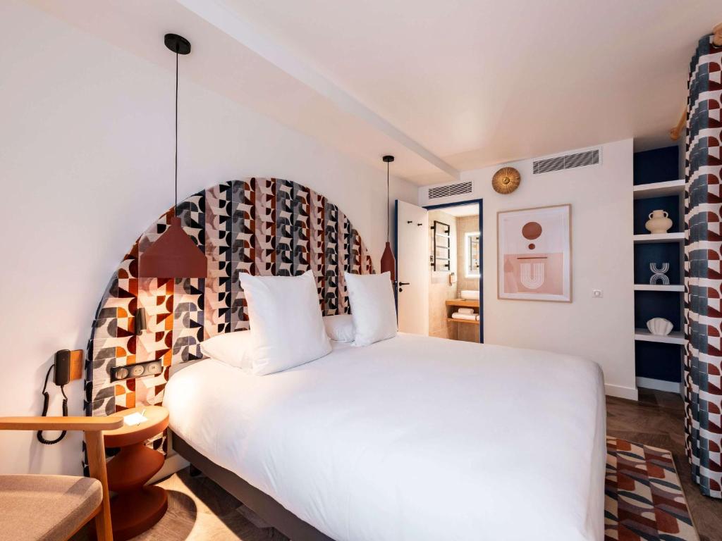 Postel nebo postele na pokoji v ubytování Mercure Quiberon Hotel