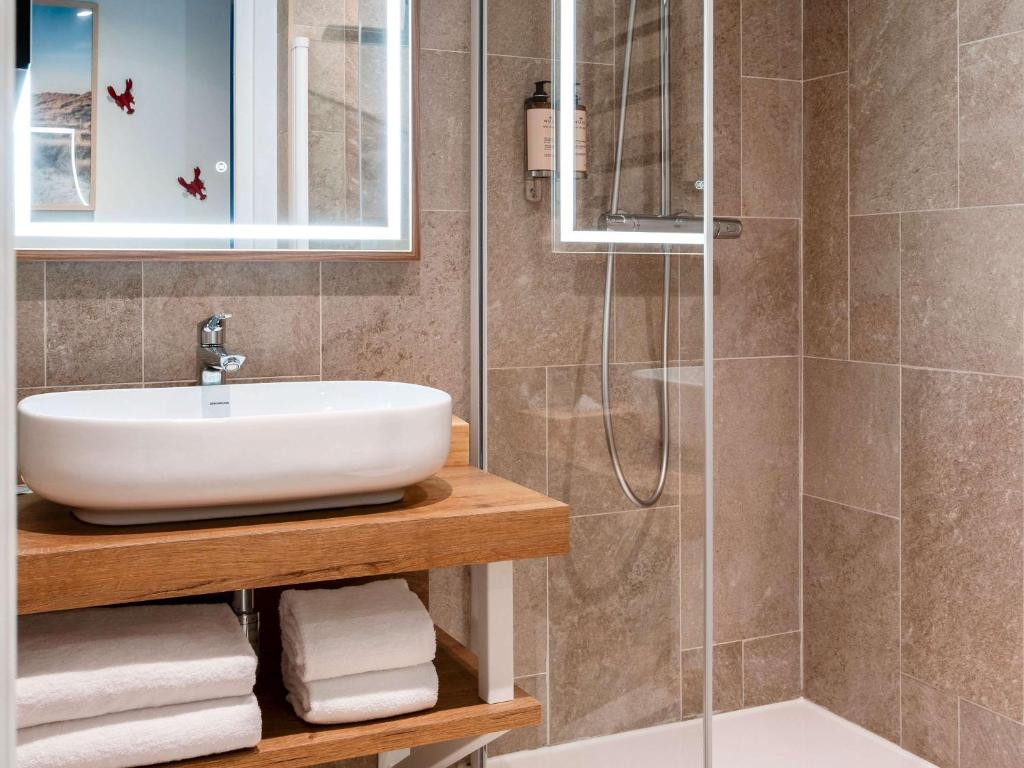 Koupelna v ubytování Mercure Quiberon Hotel