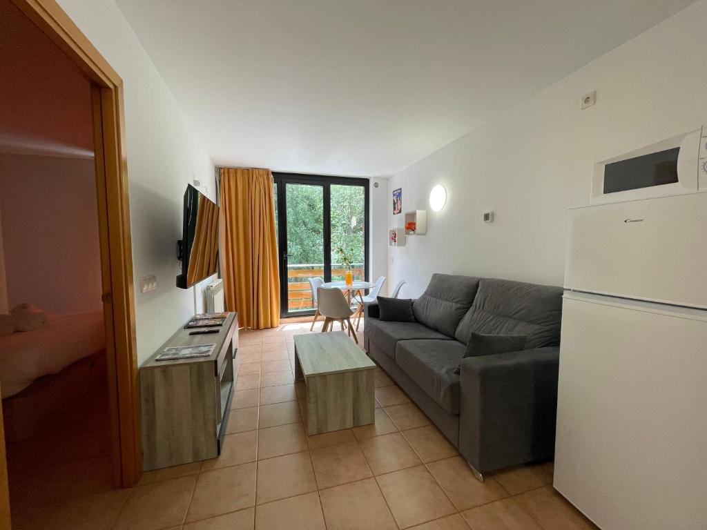 ein Wohnzimmer mit Couch und Kühlschrank in der Unterkunft Apartamento junto a pistas en Canillo 2-8 HUT-7852 in Canillo