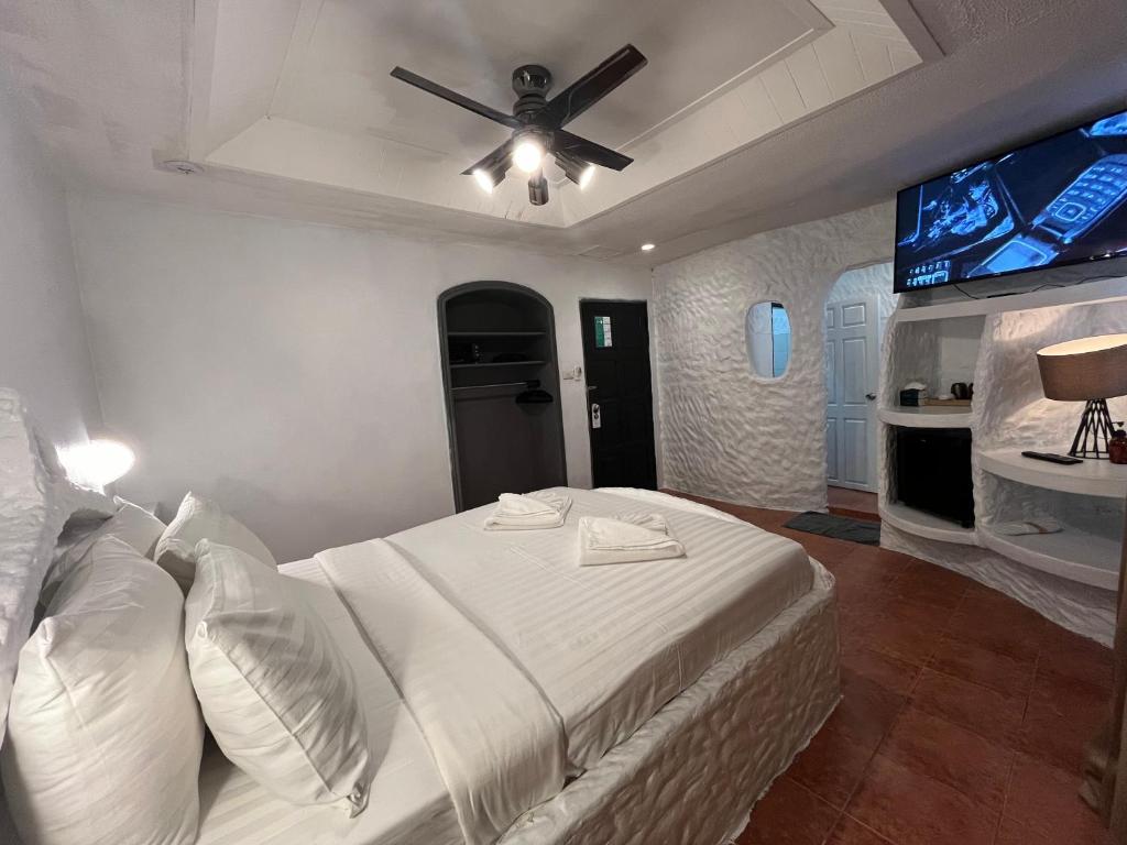 Big Boys' Bed & Burger - Patong Beach - 5