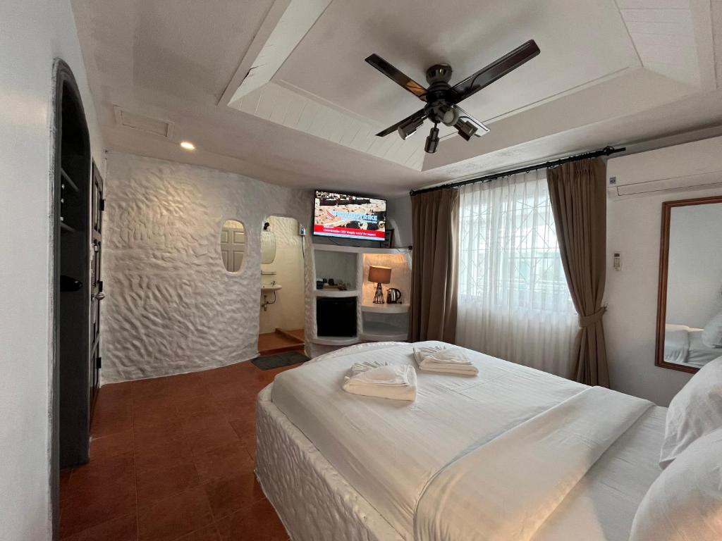 Big Boys' Bed & Burger - Patong Beach - Resim 42