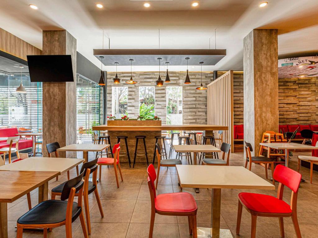 Un restaurante o sitio para comer en Ibis Merida