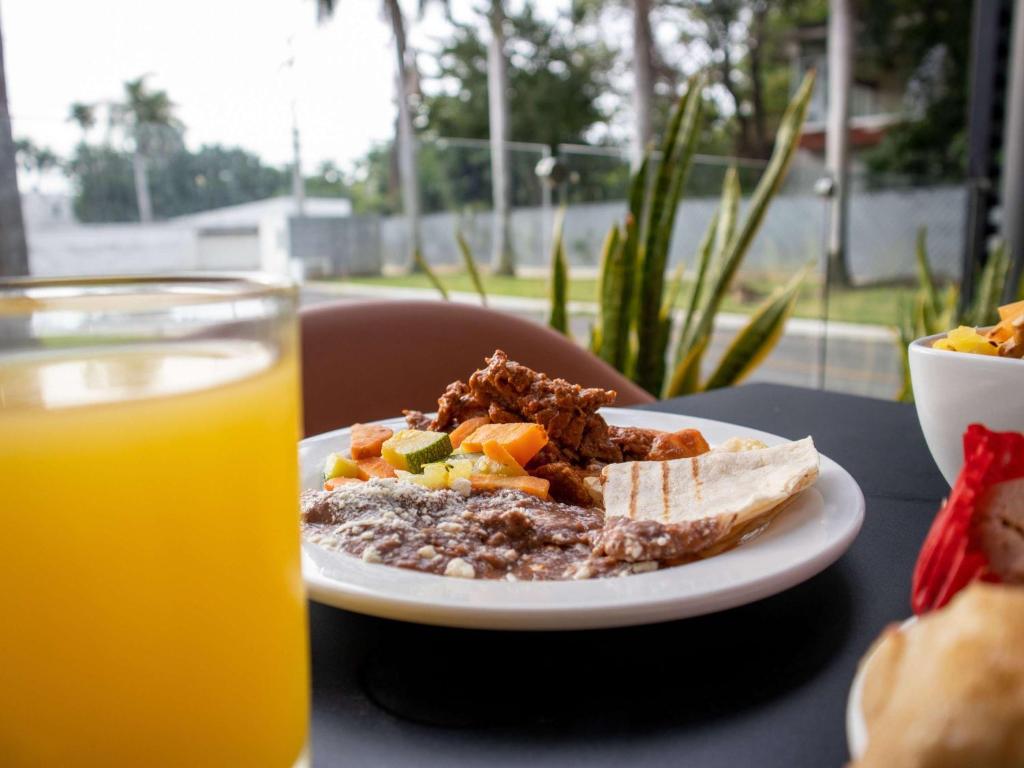 Comida en o cerca de este hotel
