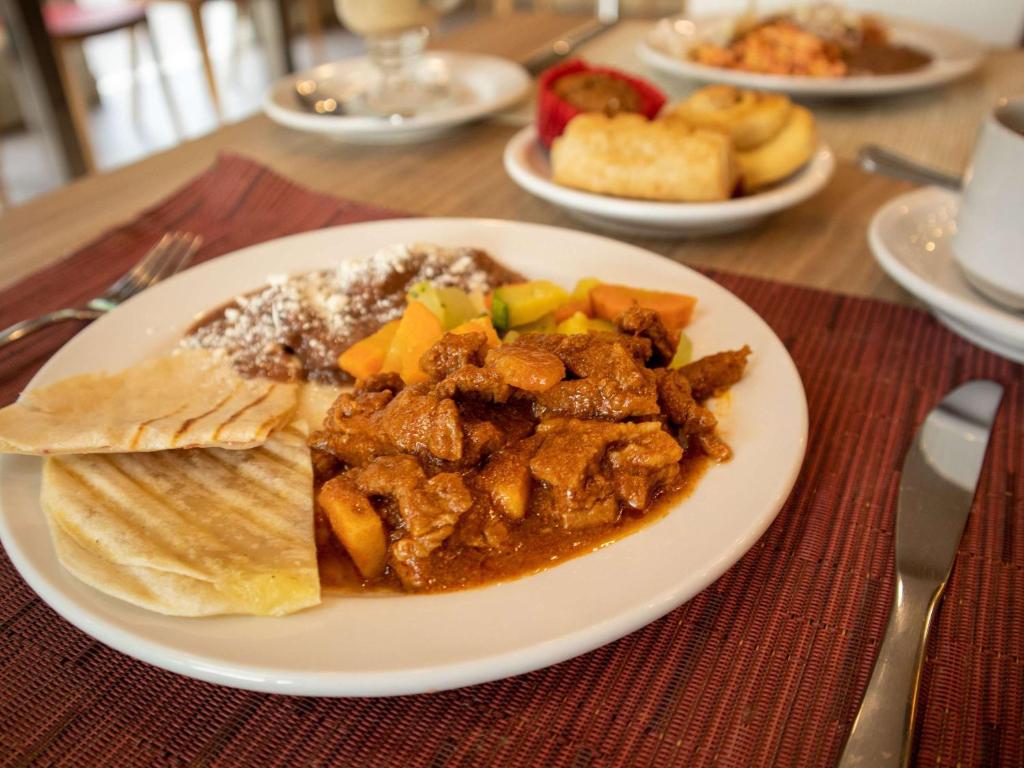 Comida en o cerca de este hotel