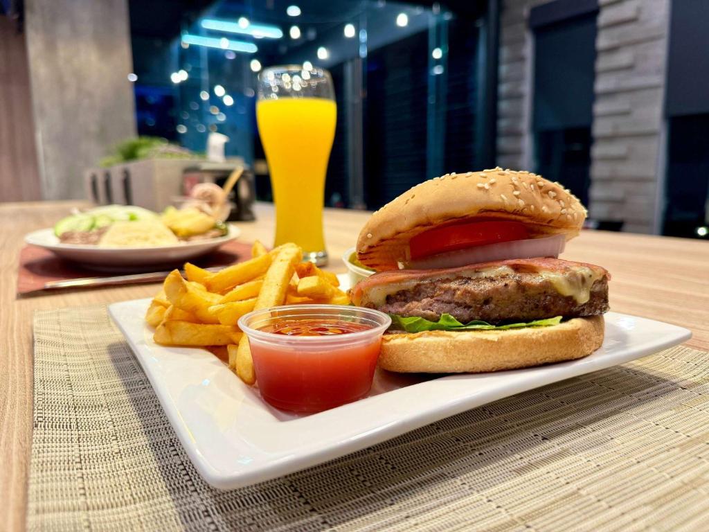 Comida en o cerca de este hotel