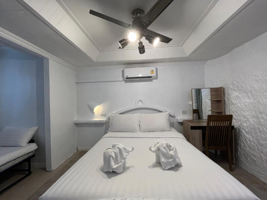 Big Boys' Bed & Burger - Patong Beach - 8