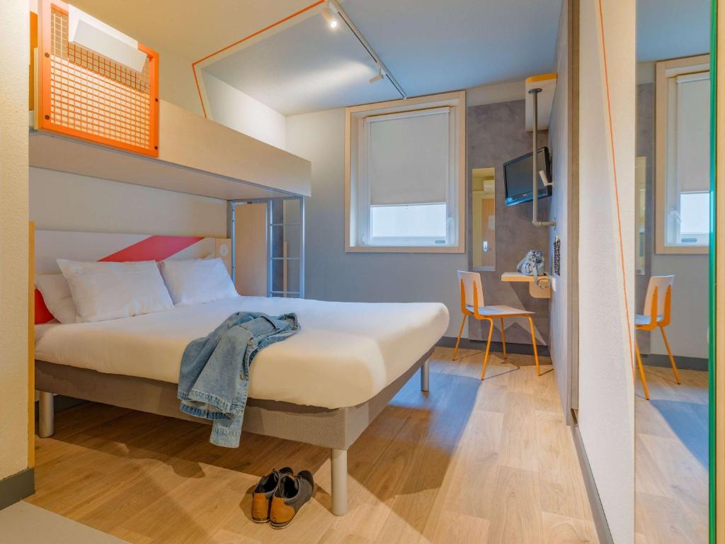 Postel nebo postele na pokoji v ubytování Ibis Budget Lyon Est Saint Quentin Fallavier