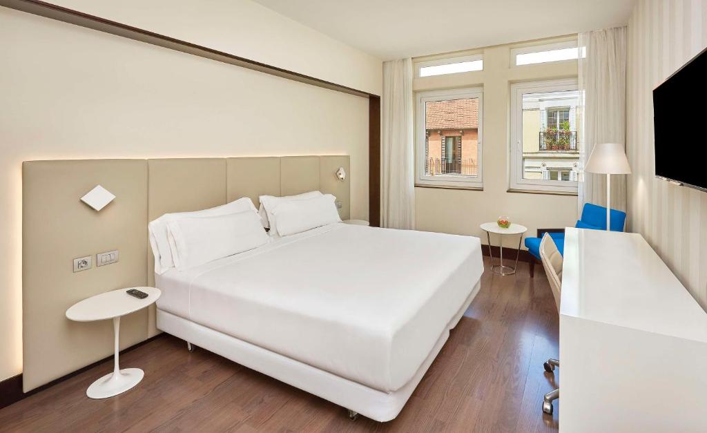 A bed or beds in a room at NH Madrid Lagasca