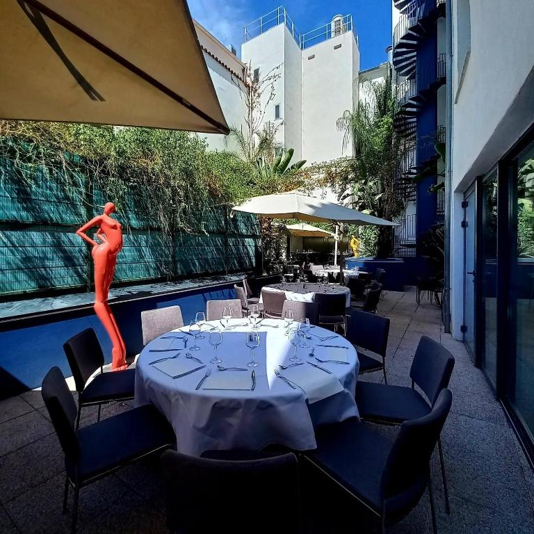 Бассейн в Dali Hôtel Perpignan - Restaurant или поблизости