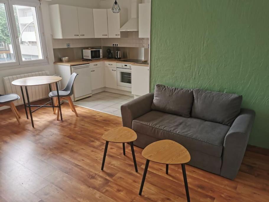 un salon avec un canapé et deux tables dans l'établissement Studio Coatserho, à Lorient