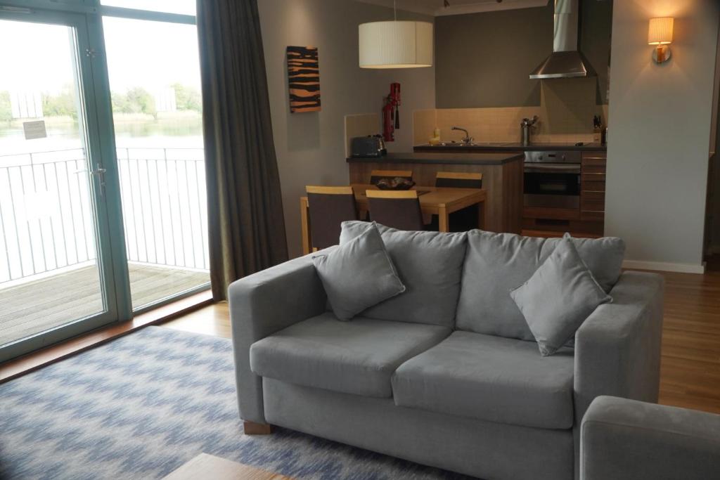 Kuchyň nebo kuchyňský kout v ubytování De Vere Cotswold Water Park Apartments