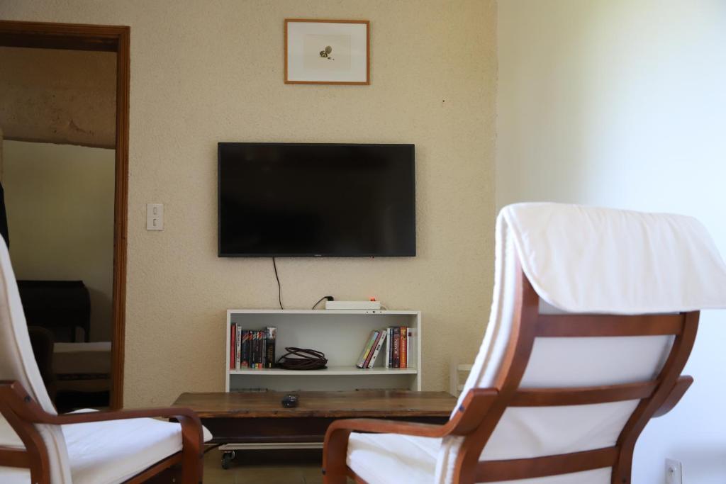 TV a/nebo společenská místnost v ubytování Chambres d'hôtes dans un château au coeur de la Toscane Occitane Albi-Cordes-Rabastens