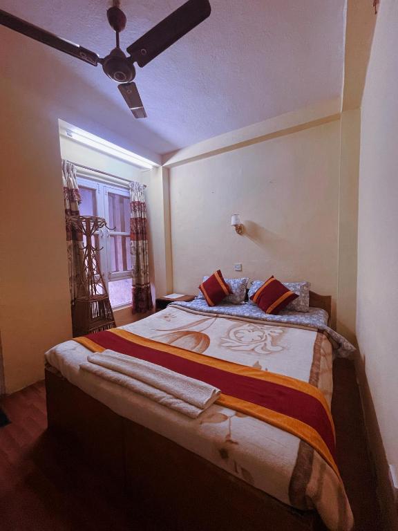 Postel nebo postele na pokoji v ubytování Hotel New Pokhara Peace