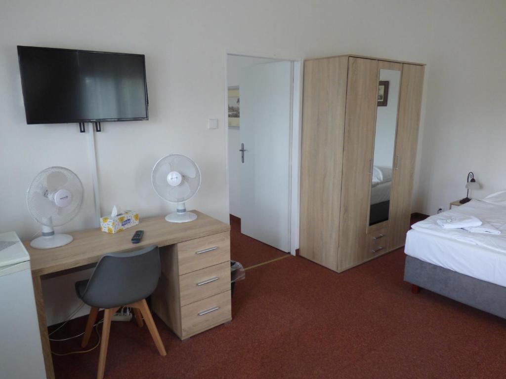 Hotel Svornost - Economy Quadruple Room