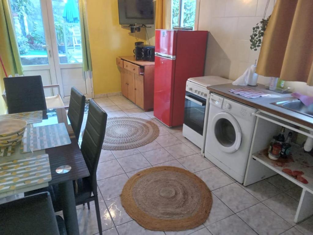Kuchyň nebo kuchyňský kout v ubytování Le calme