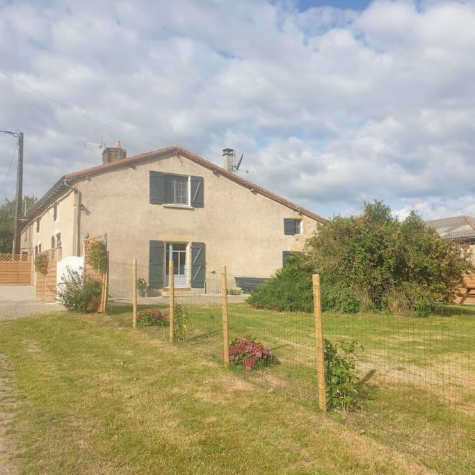 une maison avec une clôture devant dans l'établissement Gîte le temps de vivre, à Pressac