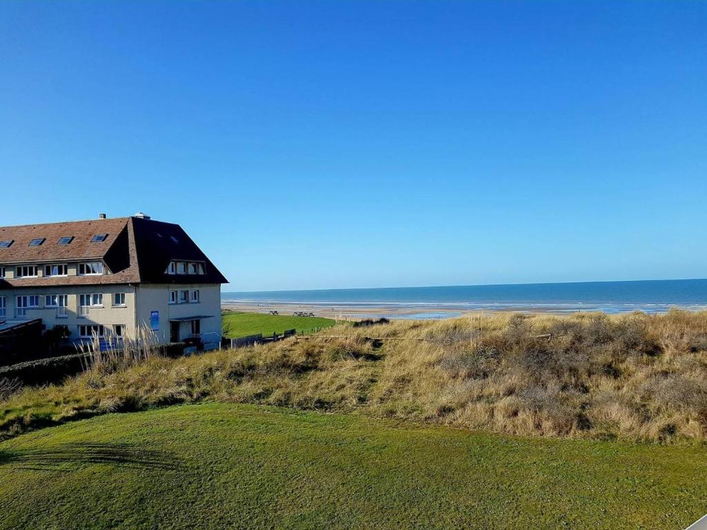 une maison sur une colline à côté de l'océan dans l'établissement Duplex à 300m de la plage, parking privatif, animaux admis - FR-1-465-116, à Merville-Franceville-Plage