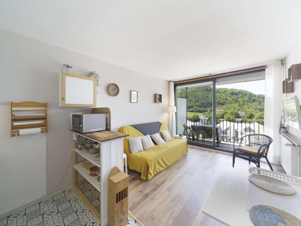 un salon avec un canapé et une table dans l'établissement Appartement Lumineux 4 Pers à 200m des Pistes - Balcon et Casier à Skis - FR-1-400-130, à Eaux-Bonnes