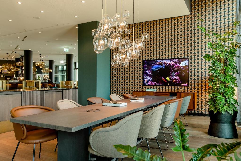 TV a/nebo společenská místnost v ubytování Motel One Köln-Messe