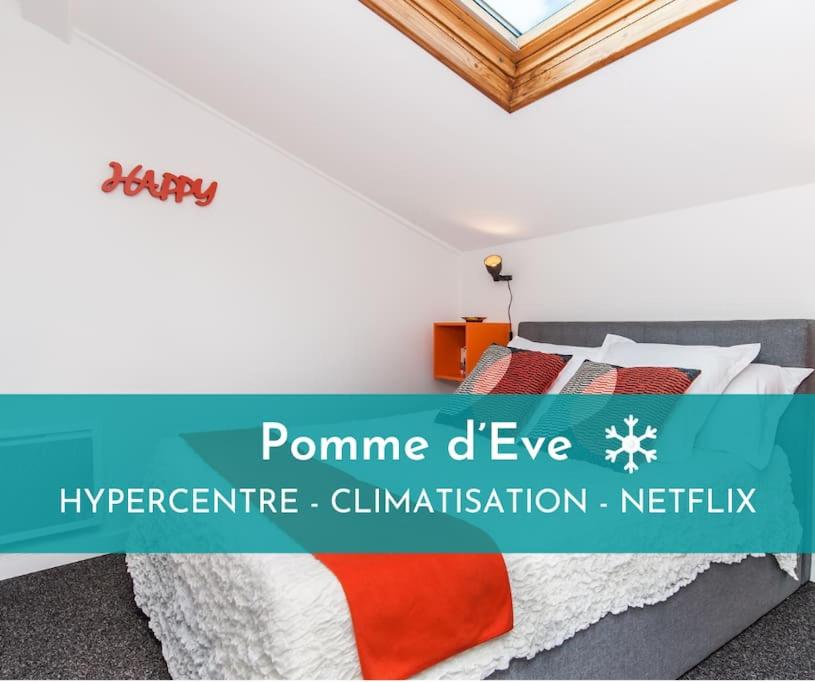 - une chambre dotée d'un lit avec une couverture rouge et blanche dans l'établissement Pomme d'Eve - Hypercentre - Clim, à Toulouse