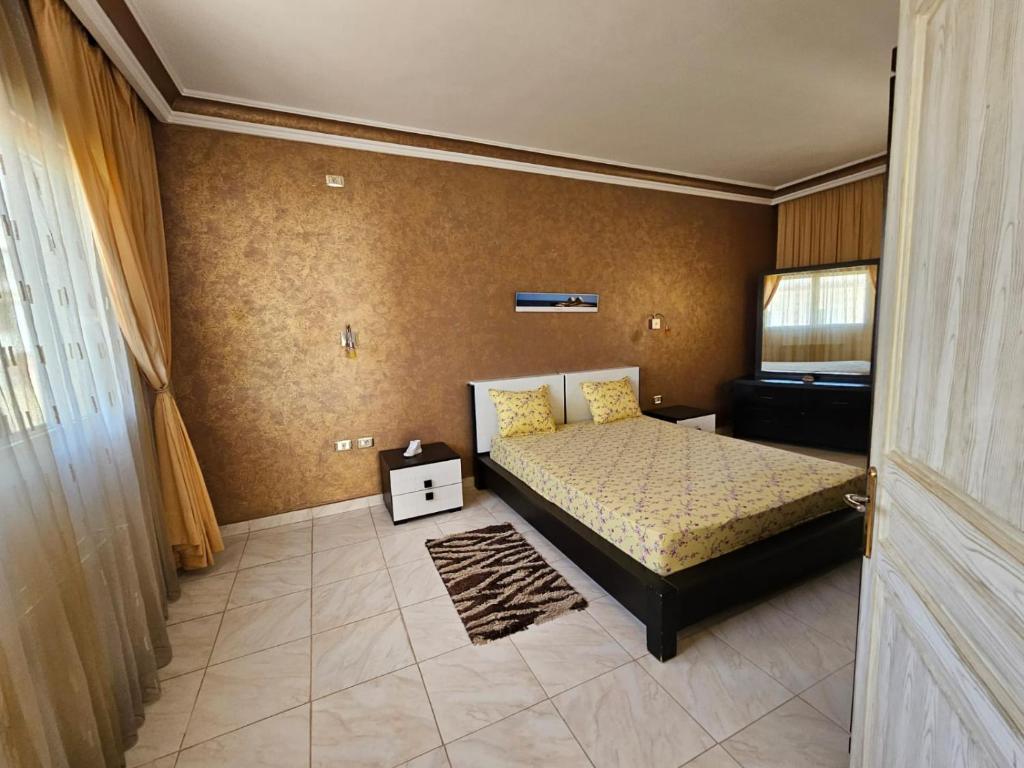 Un pat sau paturi într-o cameră la location saisonnière un étage de villa à hammam sousse
