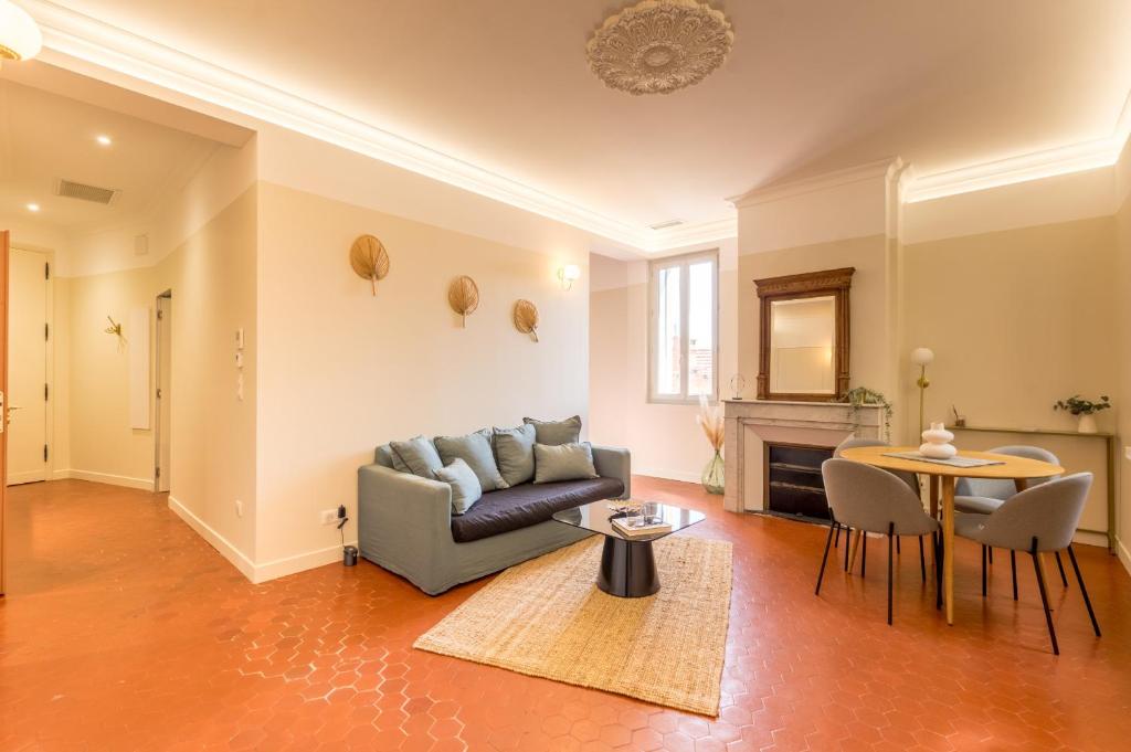 un salon avec un canapé et une table dans l'établissement Suite Comedie - Premiere conciergerie, à Montpellier