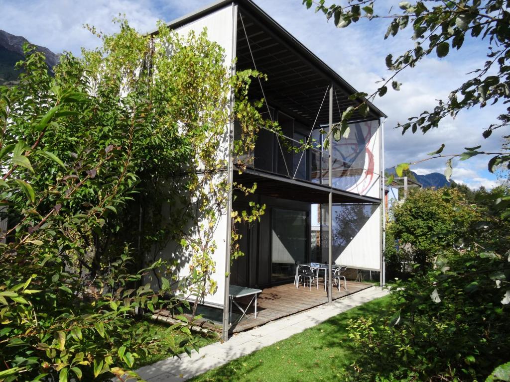 uma casa de vidro no meio de uma floresta em Holidayhome Elza em Innsbruck