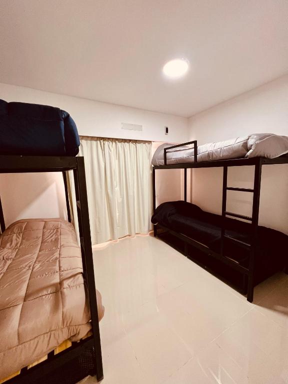 Postel nebo postele na pokoji v ubytování Black Star Art Hostel